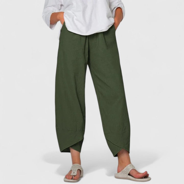 Fashionable women's wide-leg trousers with a relaxed fit, versatile for any occasion.