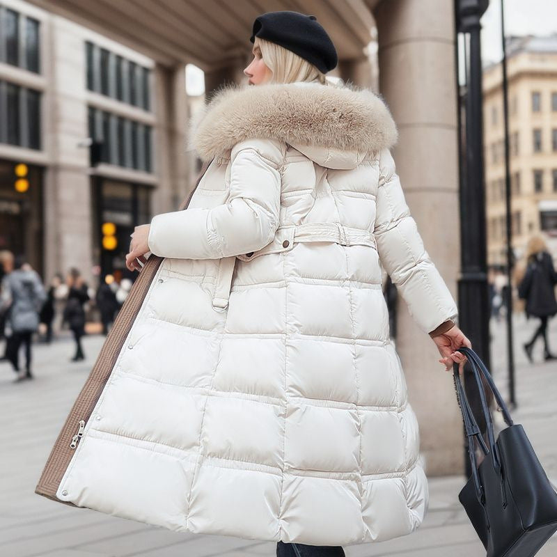 Discover this chic women's winter coat, warm and elegant, featuring a tailored fit and removable hood.