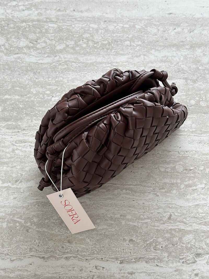 The elegant women's woven shoulder bag, a modern accessory for everyday. Compact, versatile & minimalist design.