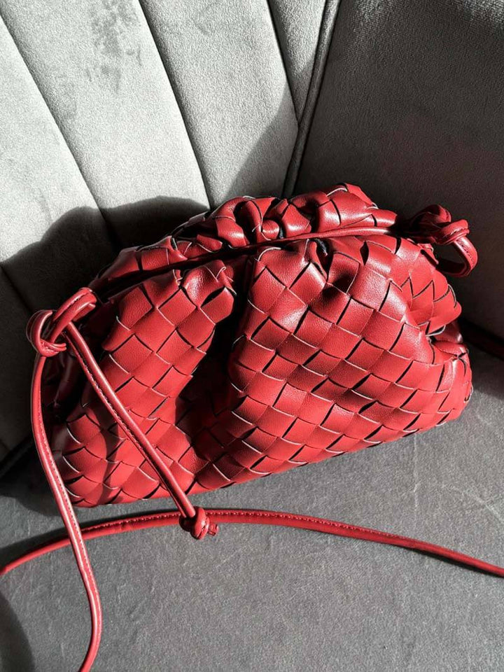 Discover the women's woven shoulder bag: elegant, modern, and compact for versatile everyday use. A stylish handbag.