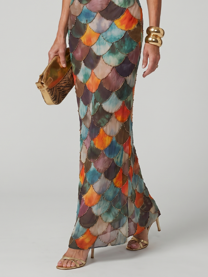 Stylish women's fitted halter dress, a long maxi with a chic scale pattern, ideal for evening parties.