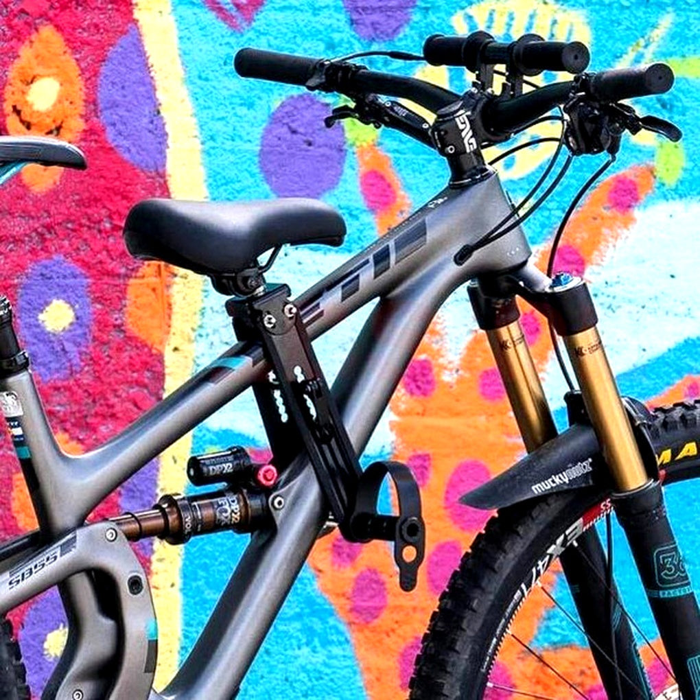 Modern, adjustable child bike seat and handlebar combo. Versatile front mount bike accessory for secure family cycling.