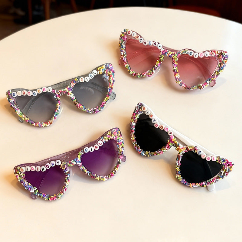 Fun women's celebration glasses, heart-shaped design & UV protection. Essential party accessory for birthdays.