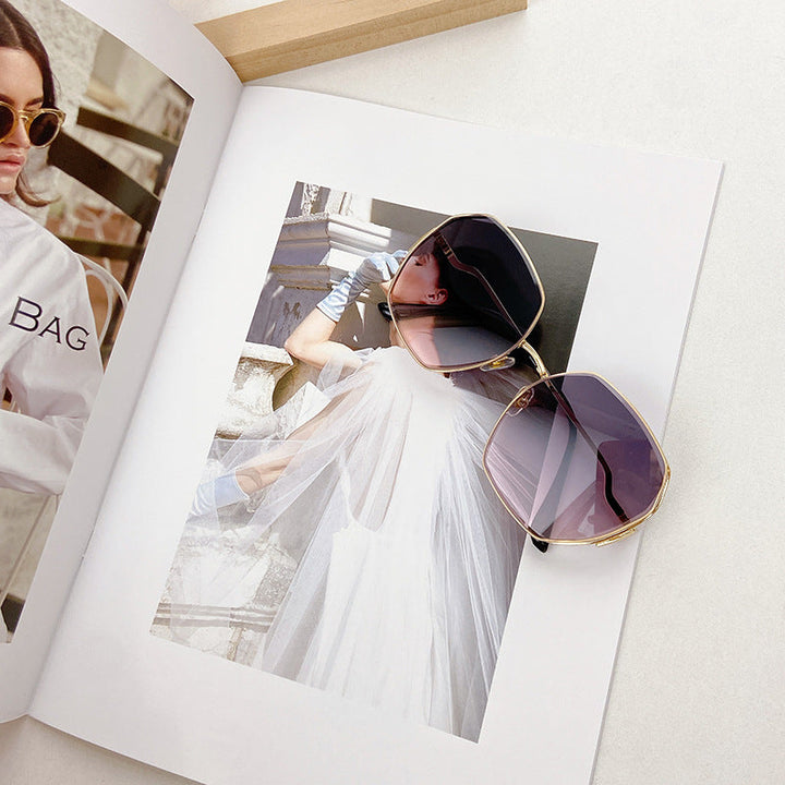 Modern geometric fashion eyewear, sleek and stylish, ensuring good eye protection and a contemporary look.