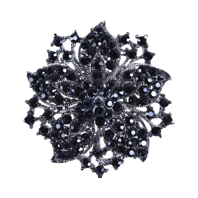 Fashionable crystal brooch for women, an elegant and glamorous accessory to elevate any outfit.