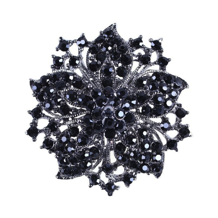 Fashionable crystal brooch for women, an elegant and glamorous accessory to elevate any outfit.