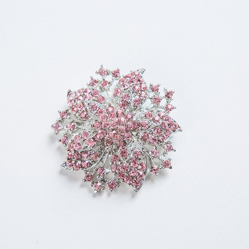 Chic crystal fashion pin for women, an accessory designed for a glamorous and sophisticated look.