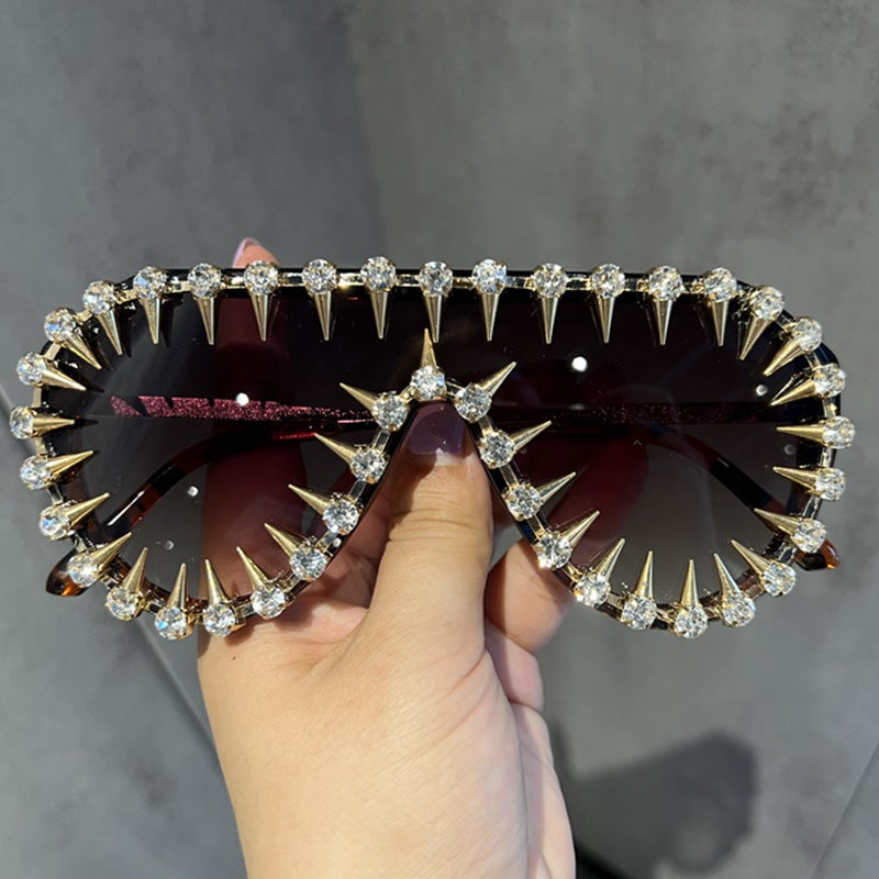 Glamorous women's glitter cat-eye sunglasses with rhinestones, offering UV protection. Perfect for summer fashion.