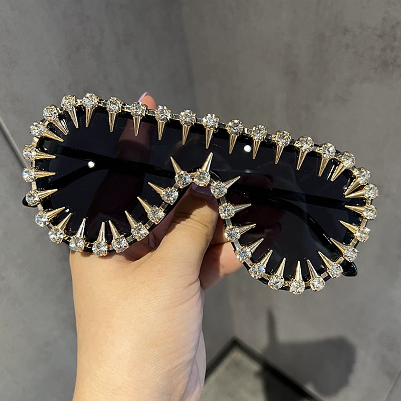 Stylish women's cat-eye sunglasses featuring glitter and rhinestones. Fashionable eye wear for a glamorous summer look.