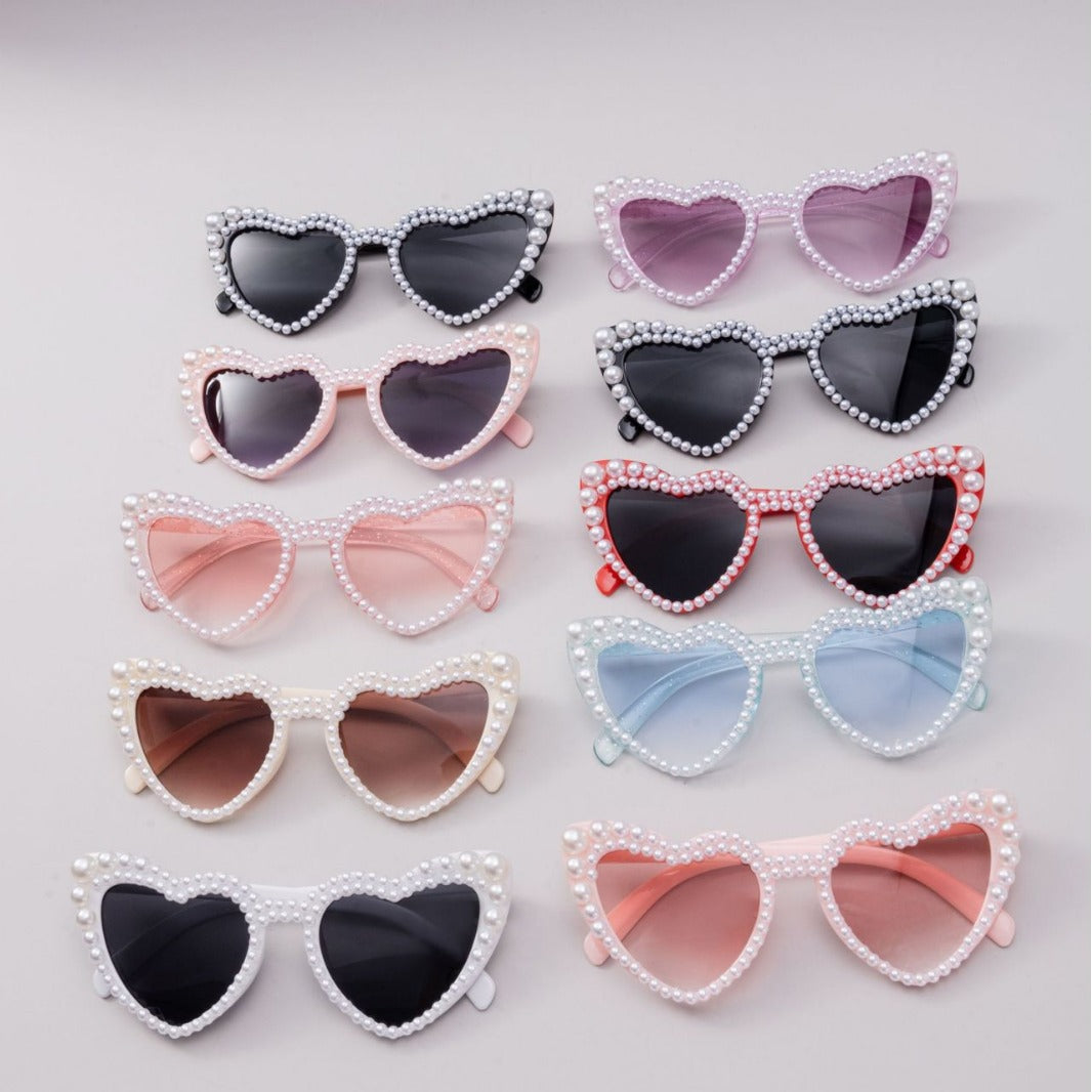 Fashionable heart-shaped women's sunglasses, stylish and glamorous eyewear with a unique design.