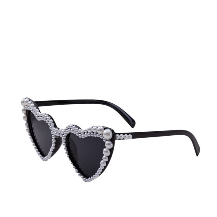 Trendy summer accessory: glamorous heart-shaped women's sunglasses with UV protection eyewear.