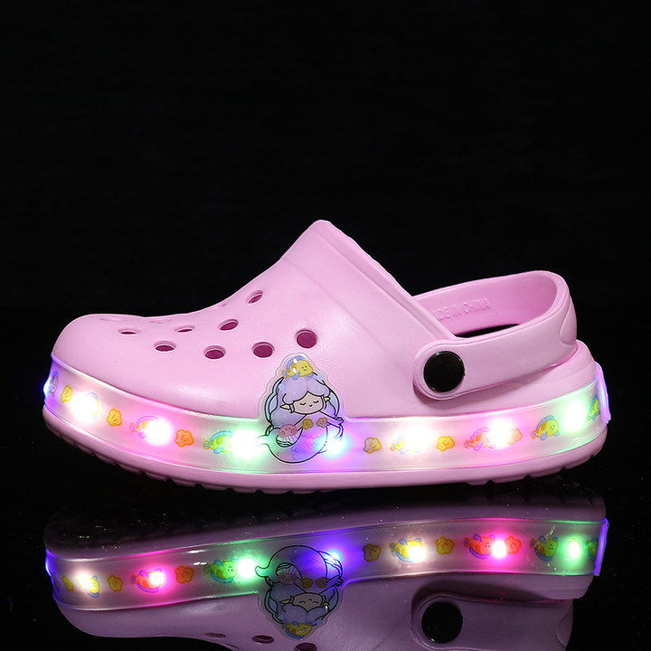 Breathable toddler clogs in vibrant green, with glow-in-the-dark effect. Perfect anti-slip summer water shoes.