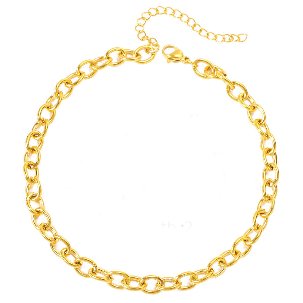 Bold women's chunky chain bracelet, an elegant fashion accessory for any occasion.
