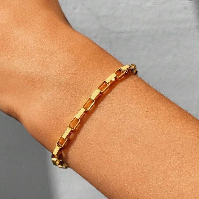 Women's bold gold necklace with chunky rectangular links. A trendy fashion accessory.
