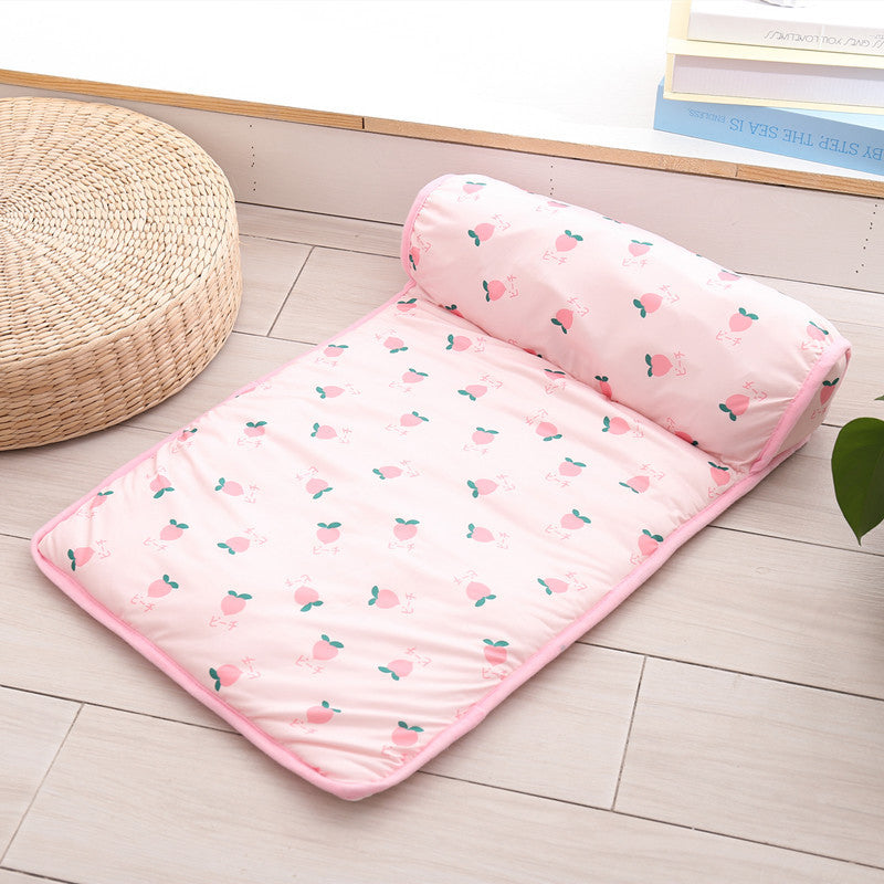 Ultimate pet comfort: Ice silk cooling mat for dogs, cats, puppies, and kittens.