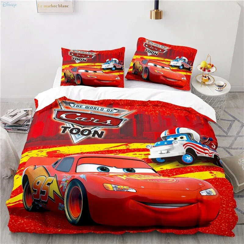 Fun Lightning McQueen bedding set for boys and girls, with a vibrant duvet cover and pillowcase, easy care polyester.