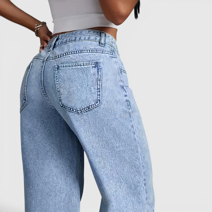 Stylish light blue women's oversized high-waist jeans. Baggy wide-leg design, perfect for casual everyday style.