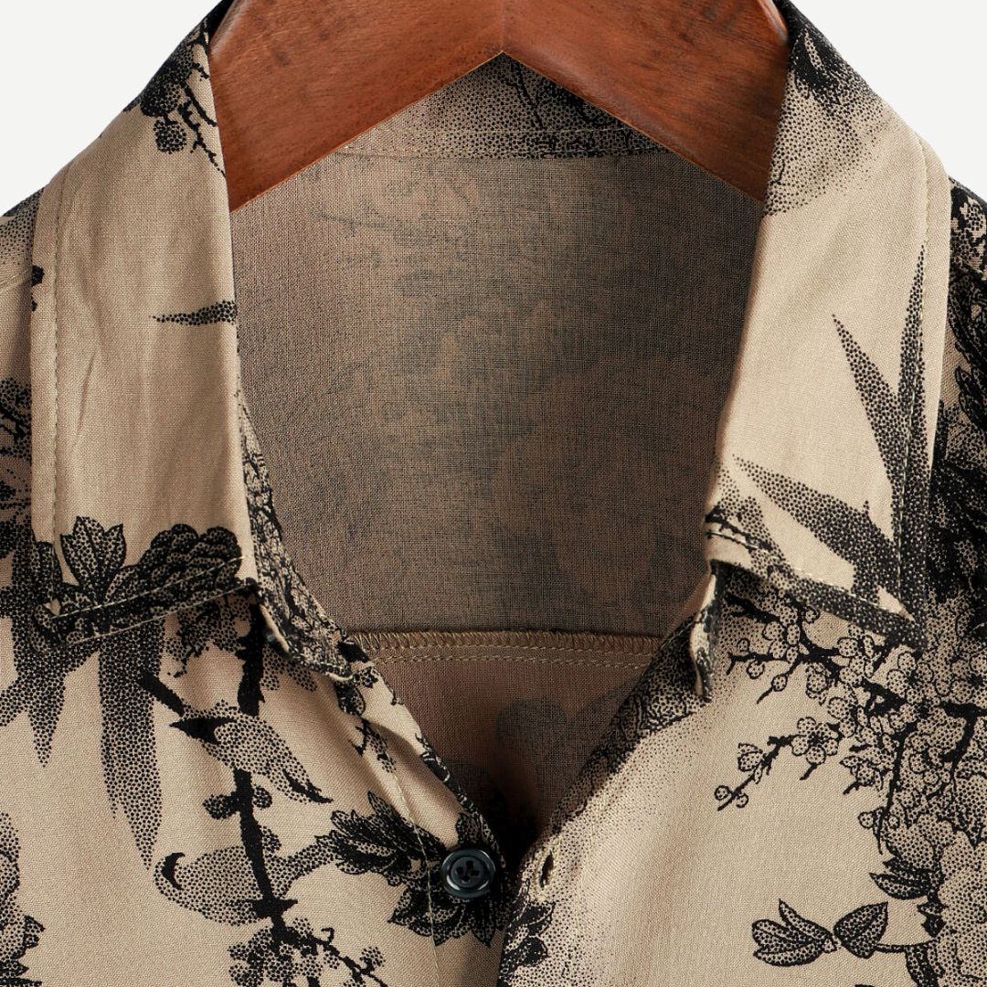 Casual men's short sleeve floral shirt in a lightweight fabric, great for summer fashion & holidays.