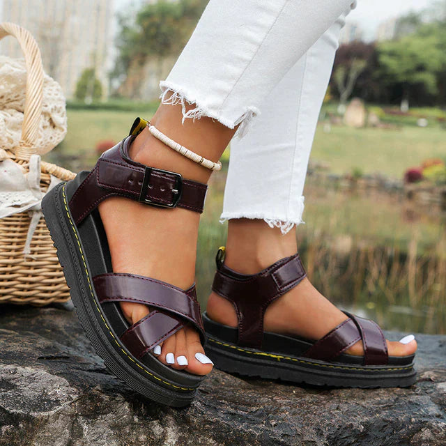 Comfortable women's flats, ideal for everyday wear. Chic summer footwear, stylish lightweight sandals for women's fashion.