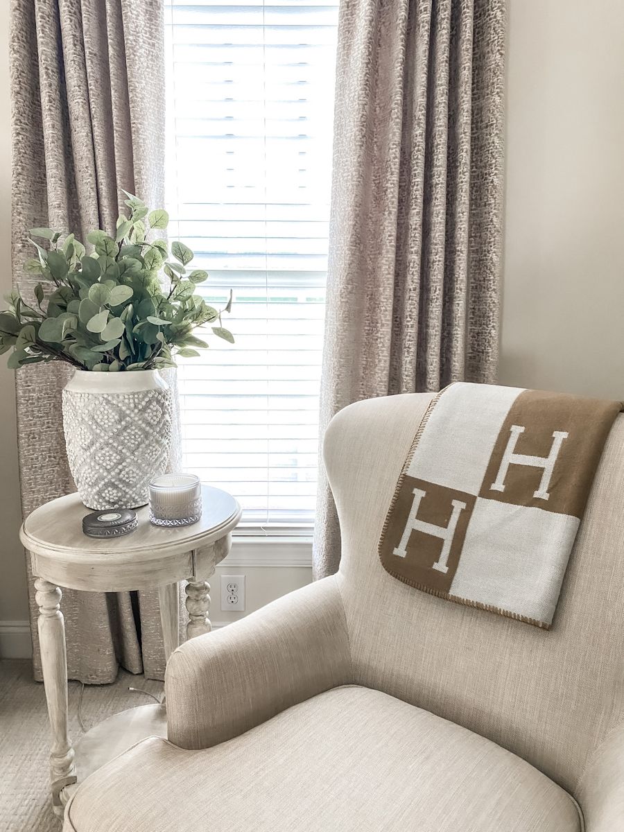 Premium quality wool-cashmere throw for lavish comfort and sophisticated design.