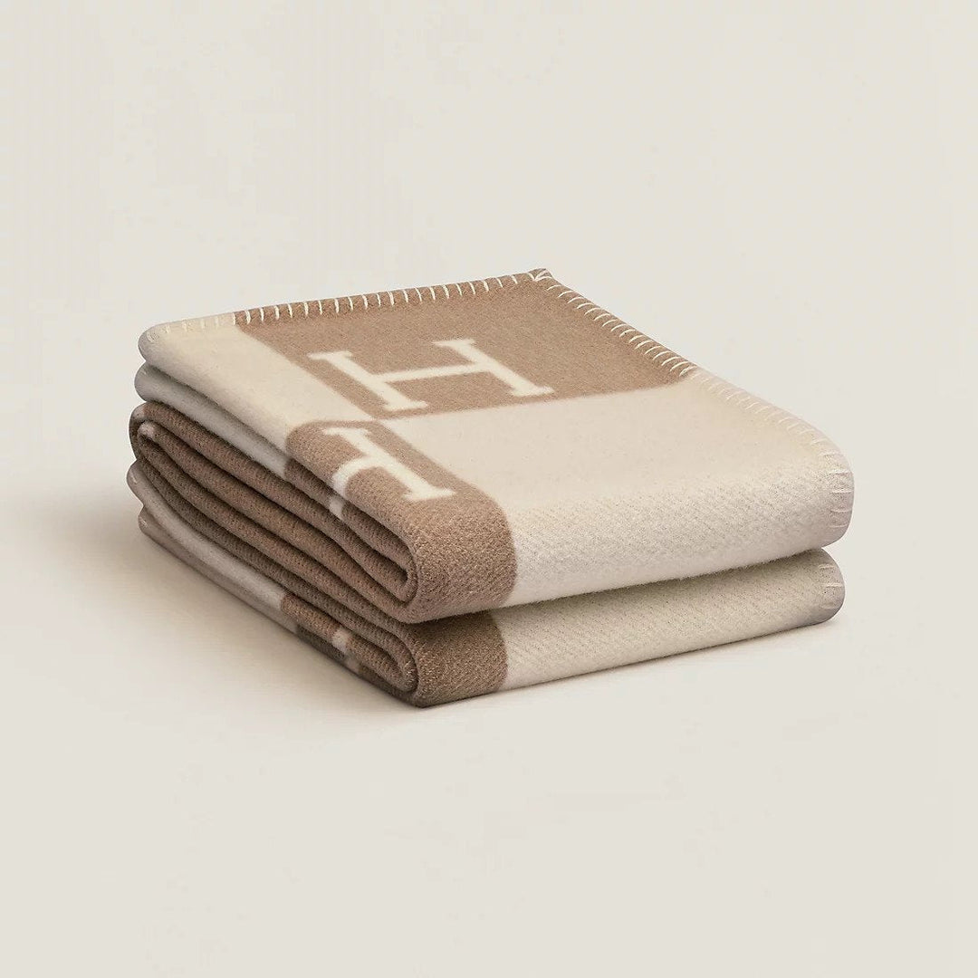 Ultra soft & warm wool cashmere throw blanket, ideal for cozying up in living room or bedroom.