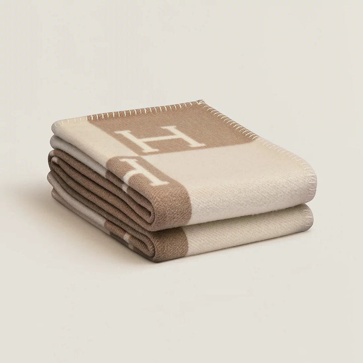 Ultra soft & warm wool cashmere throw blanket, ideal for cozying up in living room or bedroom.