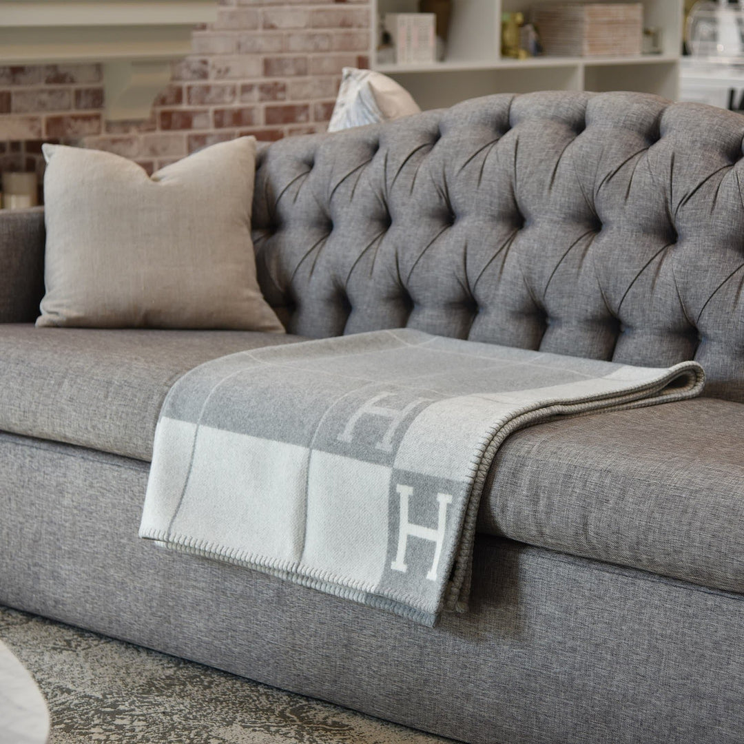 Snuggle up with this ultra soft, warm wool cashmere throw blanket, 140x170 cm.
