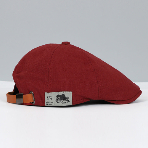 Men's adjustable beret in a modern, elegant style, perfect for sophisticated headwear. Classic & comfortable accessory.