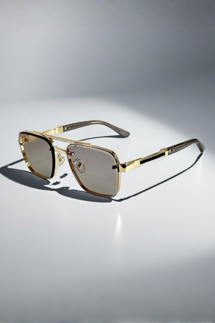 Aviator square men's sunglasses. Featuring a stunning gold frame and chic gradient lenses.