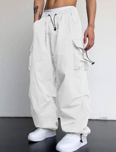 Fashionable men's baggy wide leg cargo pants, perfect for a casual yet trendy streetwear look. Loose fit.