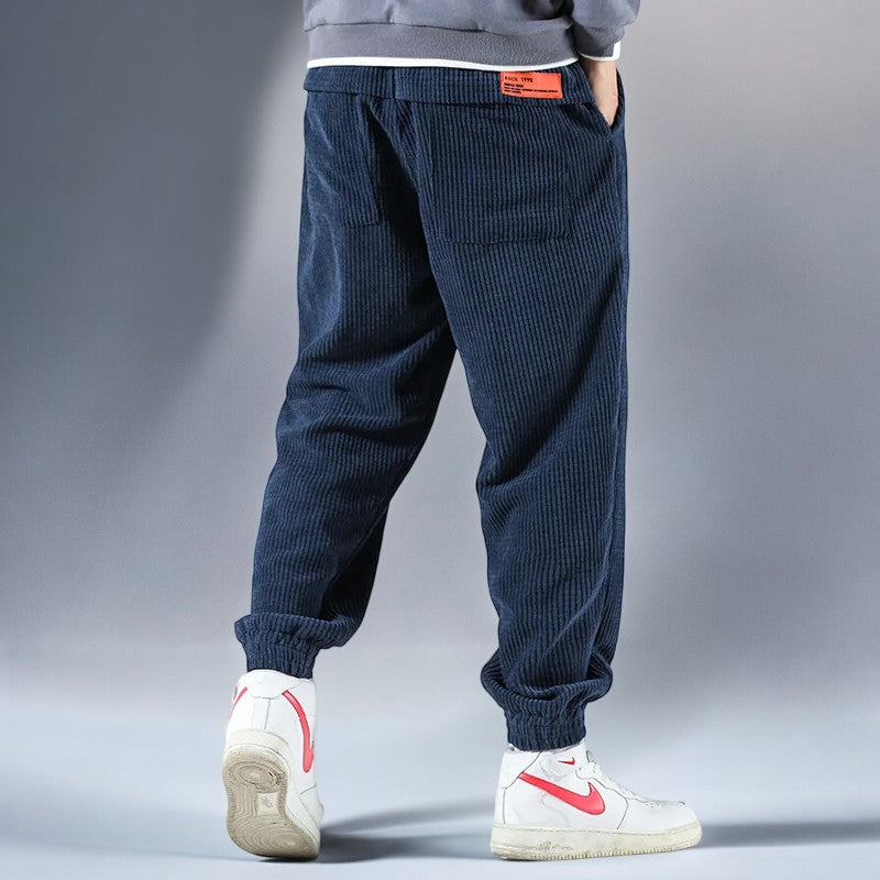 Comfortable men's lounge sweatpants with a relaxed fit, ideal for everyday Japanese style and streetwear activities.