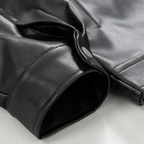 Modern men's black bomber jacket, oversized fit with ribbed cuffs & collar for street style.