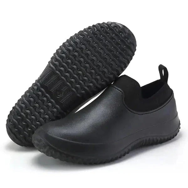 Close-up of the non-slip sole on men's waterproof work shoes, providing safety and grip for outdoor use.