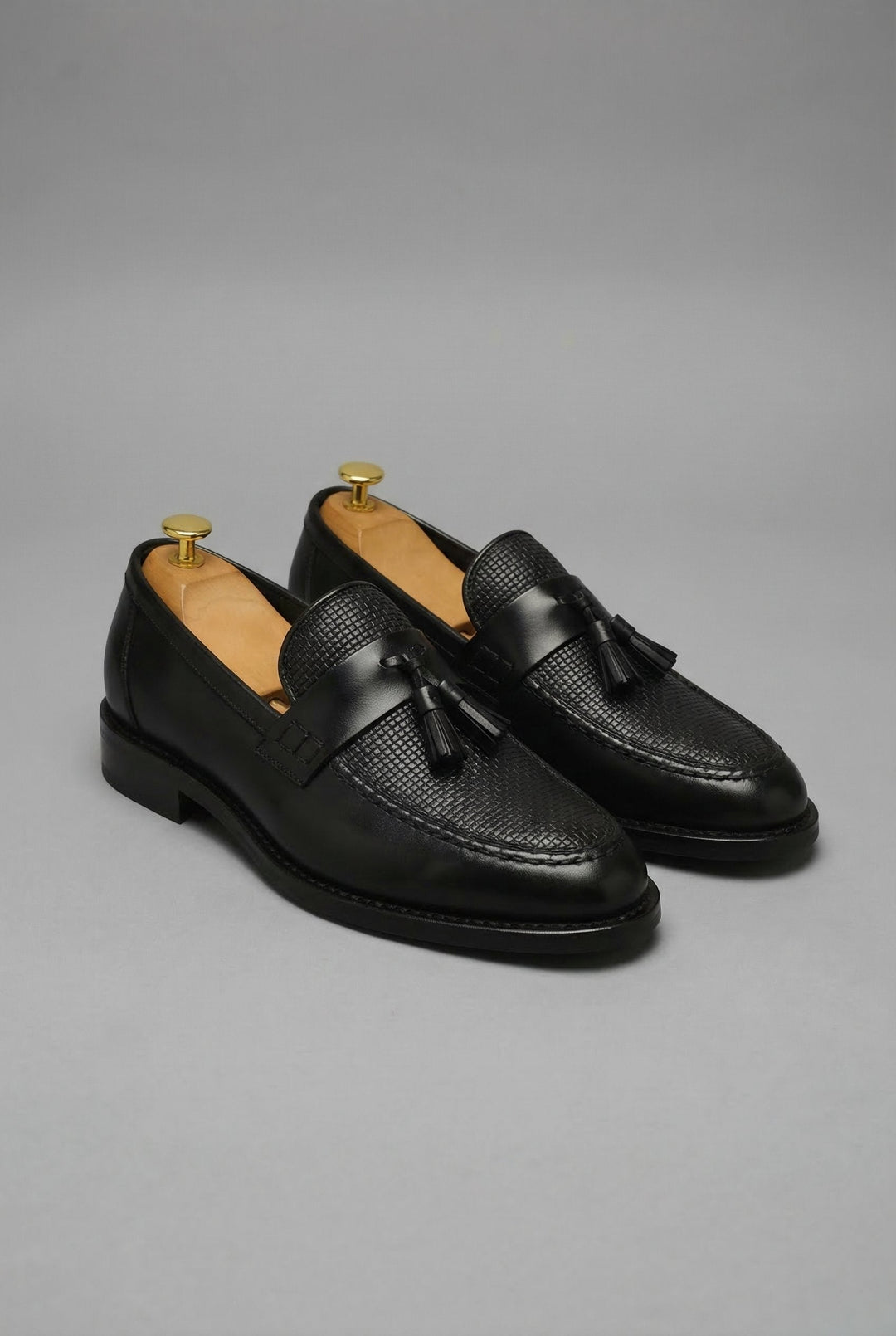 Smart formal men's slip-on loafers featuring a stylish woven pattern & tassels.