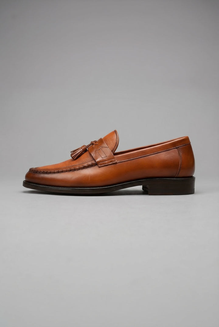Premium men's woven tassel loafers, comfortable slip-on dress shoes for formal style.
