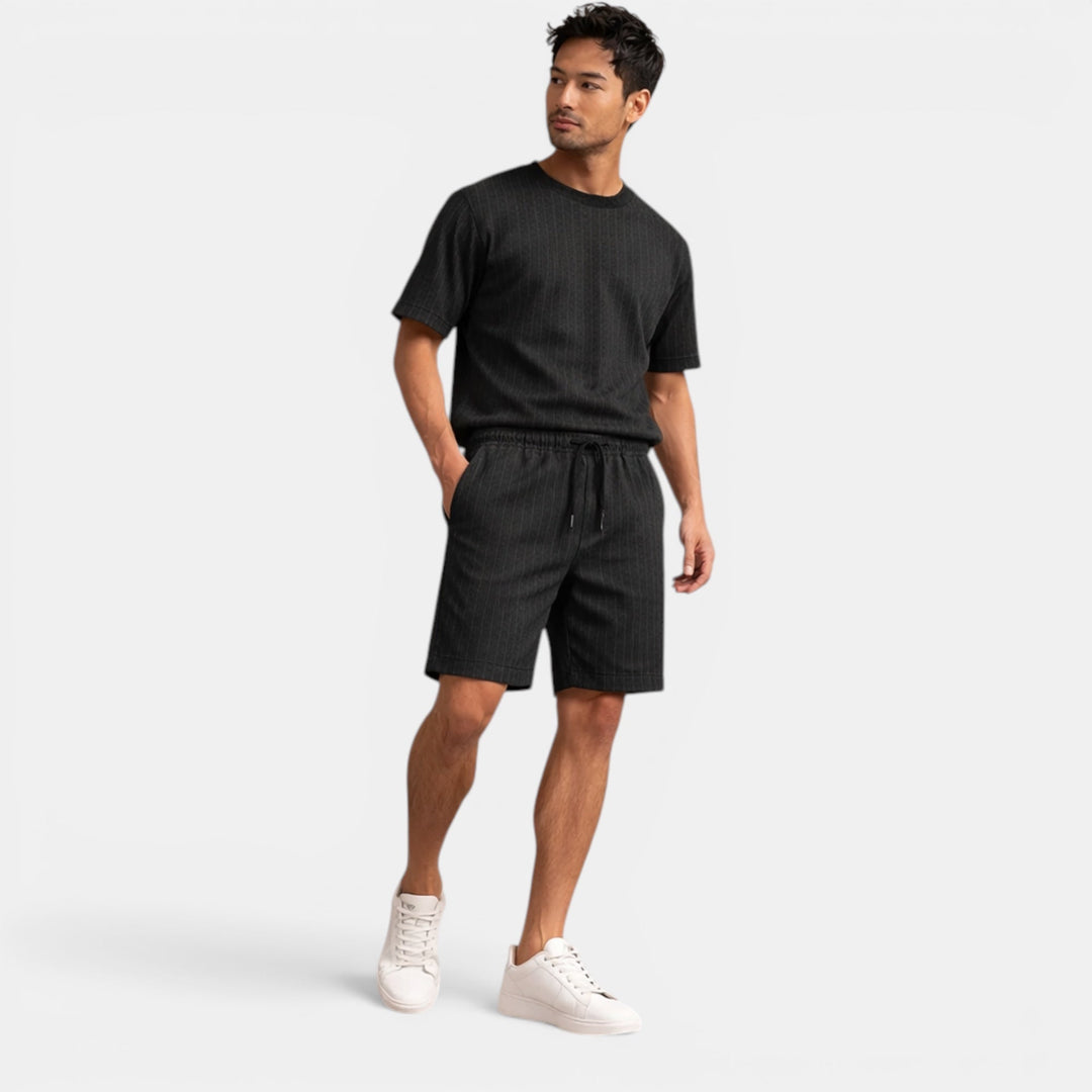 Fashionable men's regular fit shorts, breathable, perfect for warm weather activities.