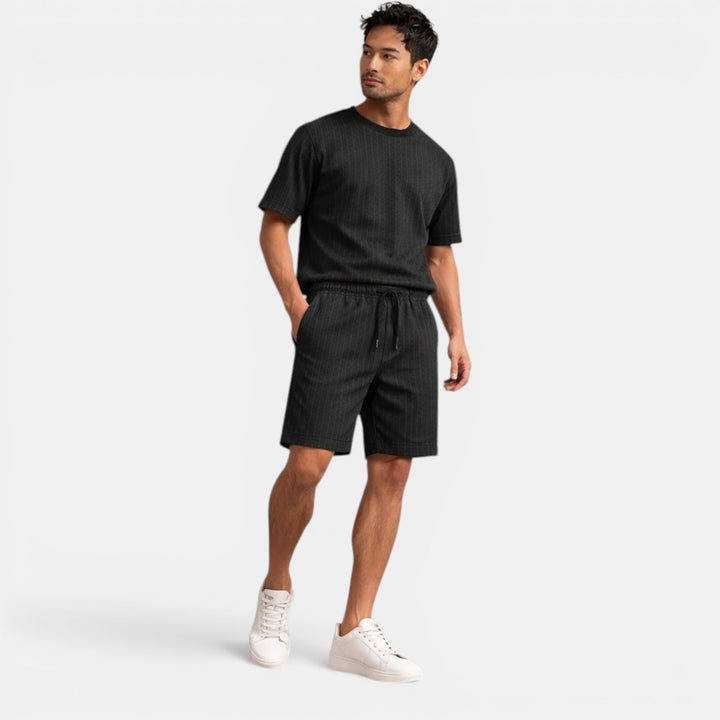 Fashionable men's regular fit shorts, breathable, perfect for warm weather activities.