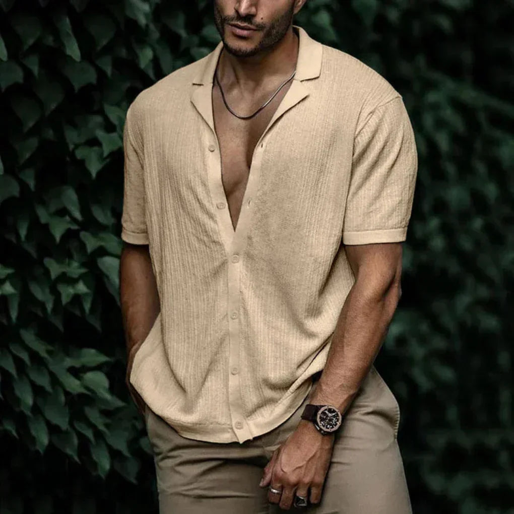 Lightweight men's short-sleeve linen shirt, perfect for casual summer wear.