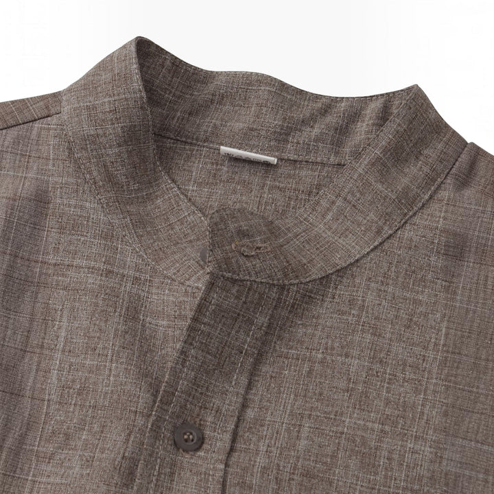 Breathable men's summer shirt, ideal for a casual travel outfit.