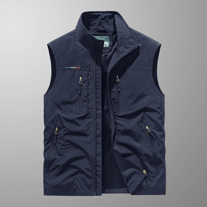 Versatile men's outdoor vest: breathable & quick-dry. Multi-pocket design for hiking, fishing & travel utility.