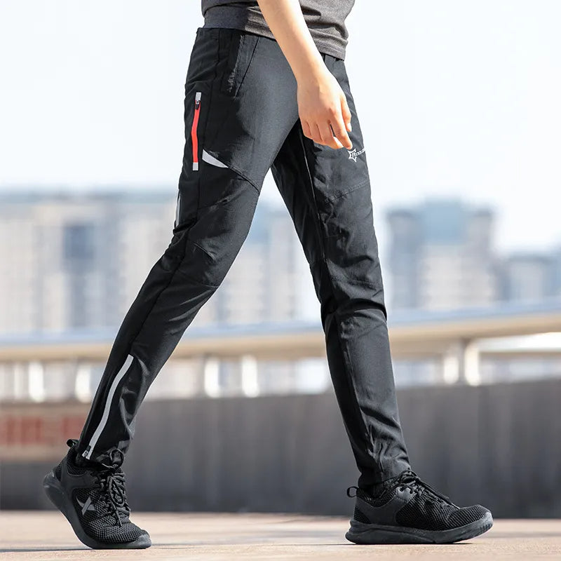 Men's breathable stretch cycling trousers with reflective details, ideal for comfortable and safe bike rides.