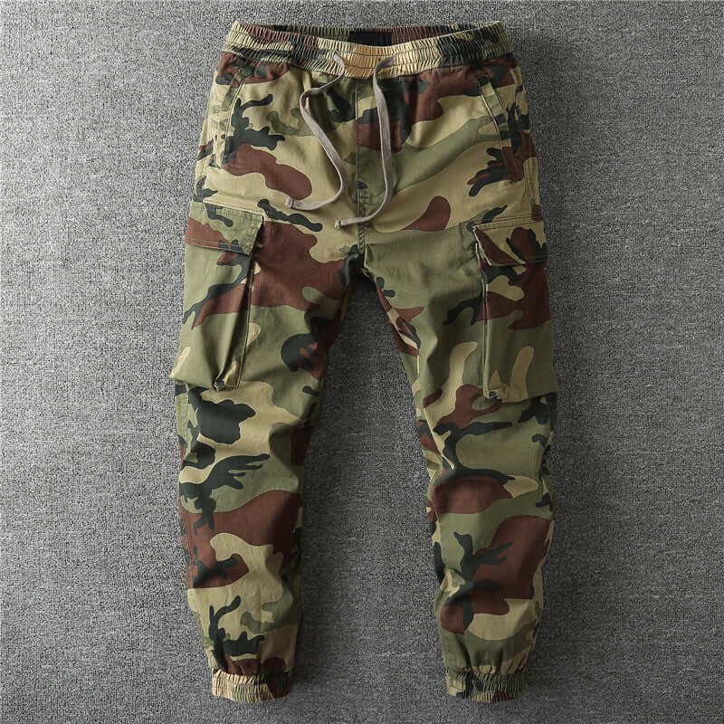 Stylish men's camo cargo pants, military-style for casual wear & streetwear. Versatile and comfortable outdoor trousers.