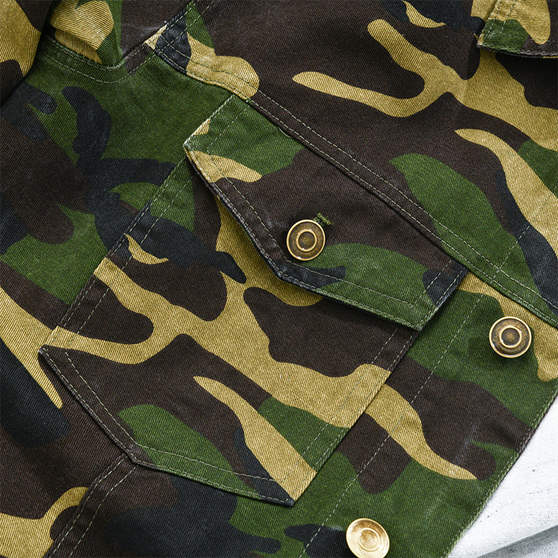 Versatile men's camouflage lapel jacket. Retro, durable outerwear suitable for stylish casual and military-inspired looks.
