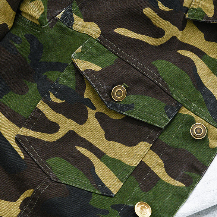 Versatile men's camouflage lapel jacket. Retro, durable outerwear suitable for stylish casual and military-inspired looks.