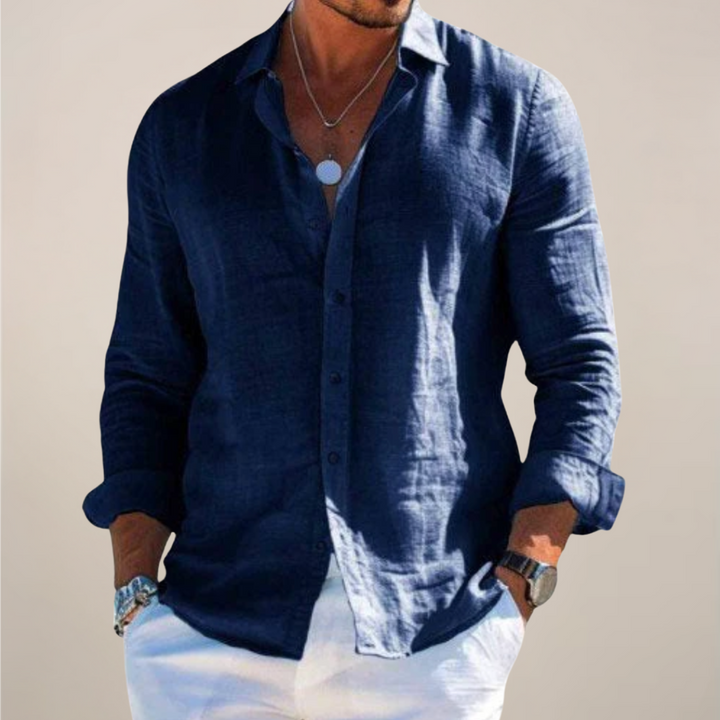 Relaxed men's short sleeve button shirt for summer. Casual style, perfect for warm weather comfort.