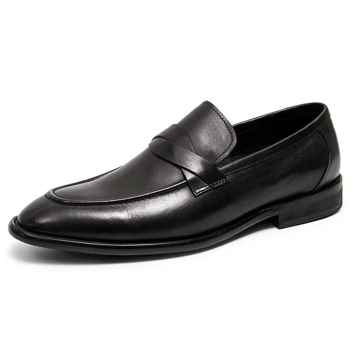 Men's casual slip-on loafers in a comfortable design, perfect for everyday wear and versatile styling.