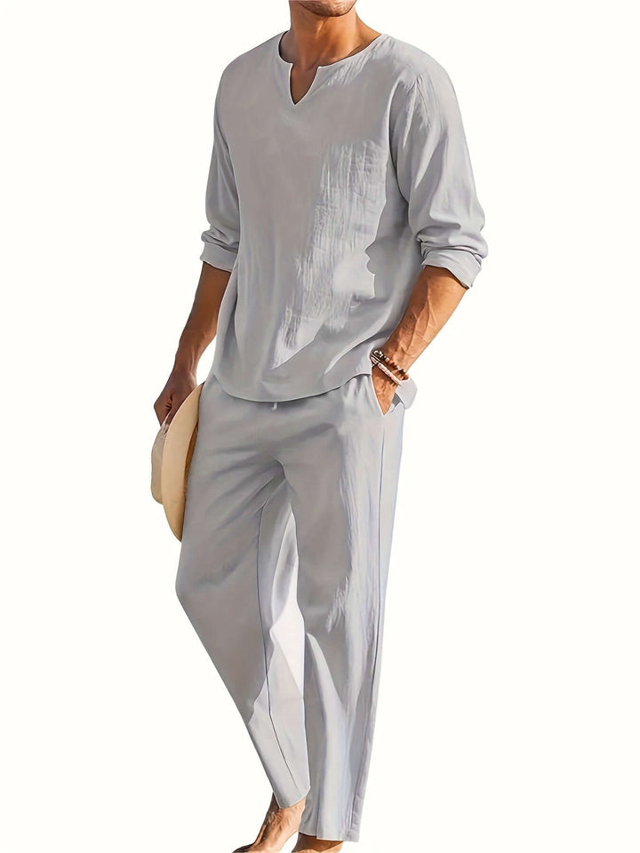 Men's casual two-piece set in a relaxed fit. Comfortable loungewear outfit for summer.