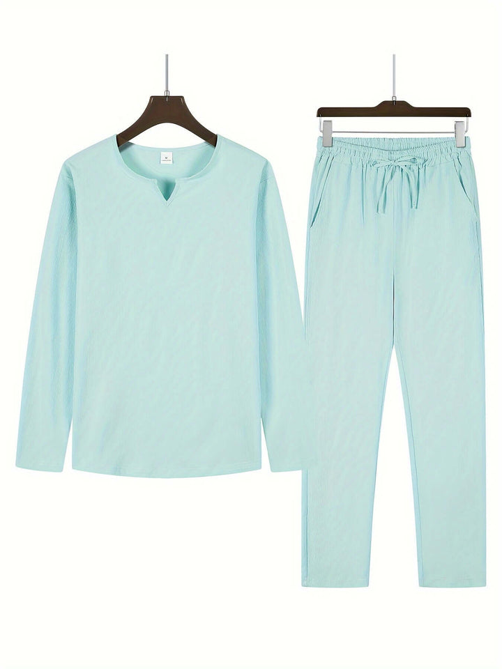 Relaxed fit men's two-piece casual set, ideal for lounging. Comfortable autumn loungewear.