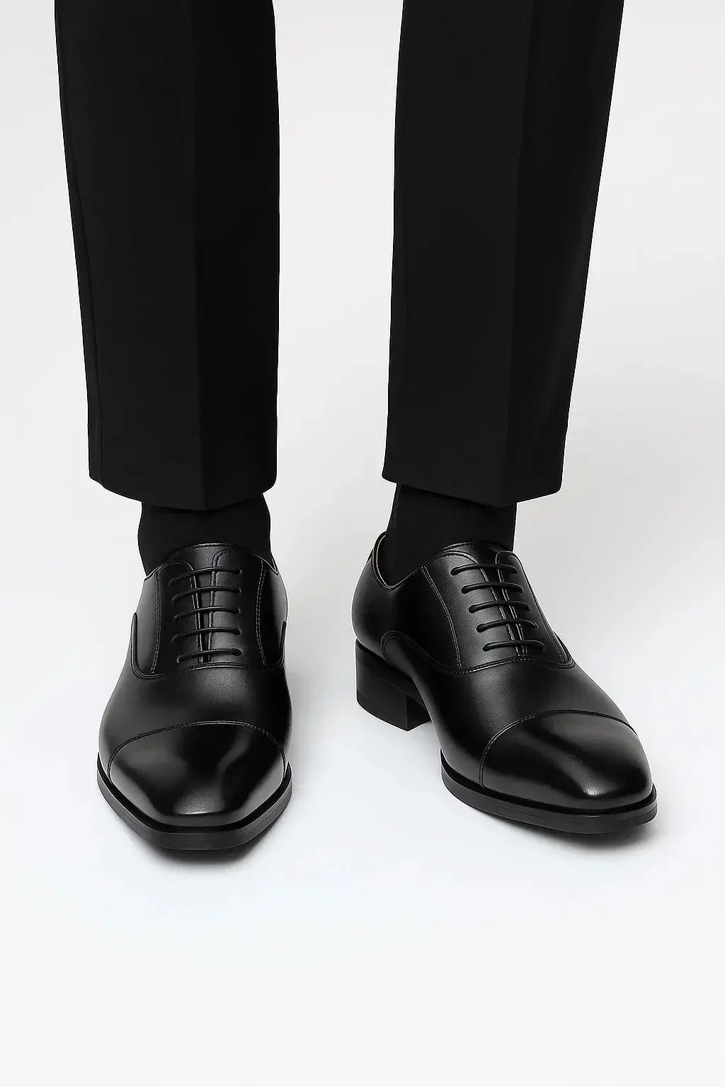 Sophisticated men's black Derby shoes for weddings, business meetings, and formal occasions. Classic fashion.
