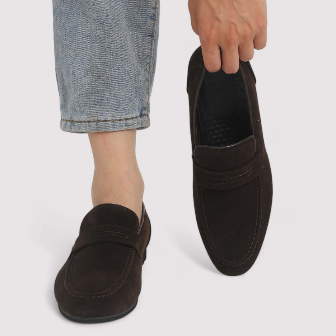 Durable men's black leather penny loafers with comfortable slip-on design, perfect classic shoes for daily wear.